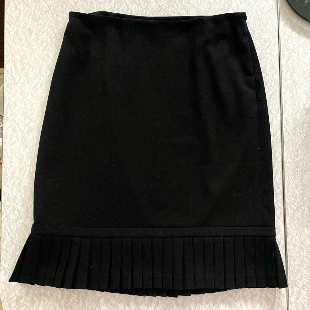 Andrea Viccaro Size 6 Black Skirt with pleated Hem.